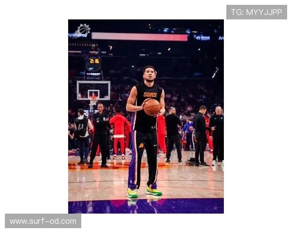 德文·布克无球跑动打出高效得分，胜过库里持球